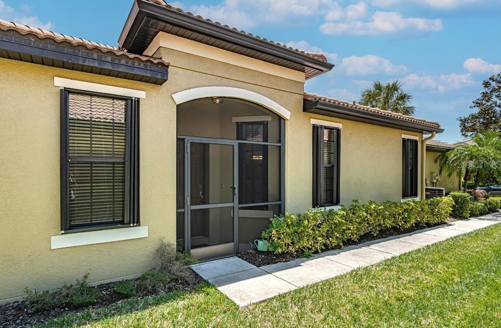 5636 Sunset Falls Dr, Ruskin, FL 33572
