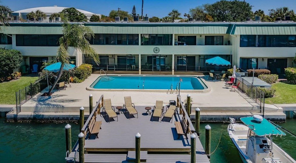 12000 Capri Cir, Saint Petersburg FL  33706-4905 exterior