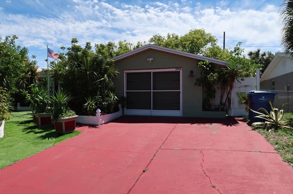 3700 Holiday Lake Dr, Tarpon Springs, FL 34691-5118