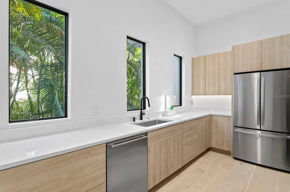 104 Ladoga Ave, Tampa FL 33606-3806 exterior