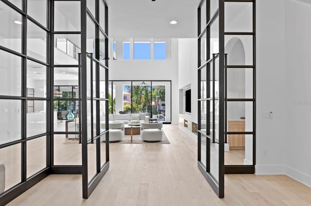 104 Ladoga Ave, Tampa FL 33606-3806 exterior