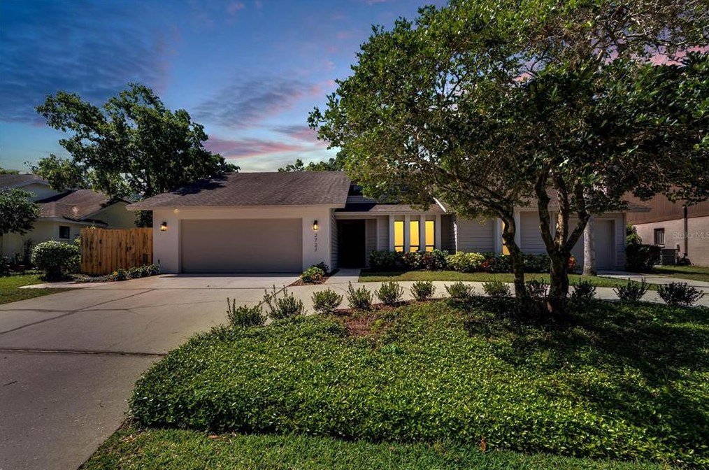 2727 Horseshoe Dr, Plant City, FL 33566-6752