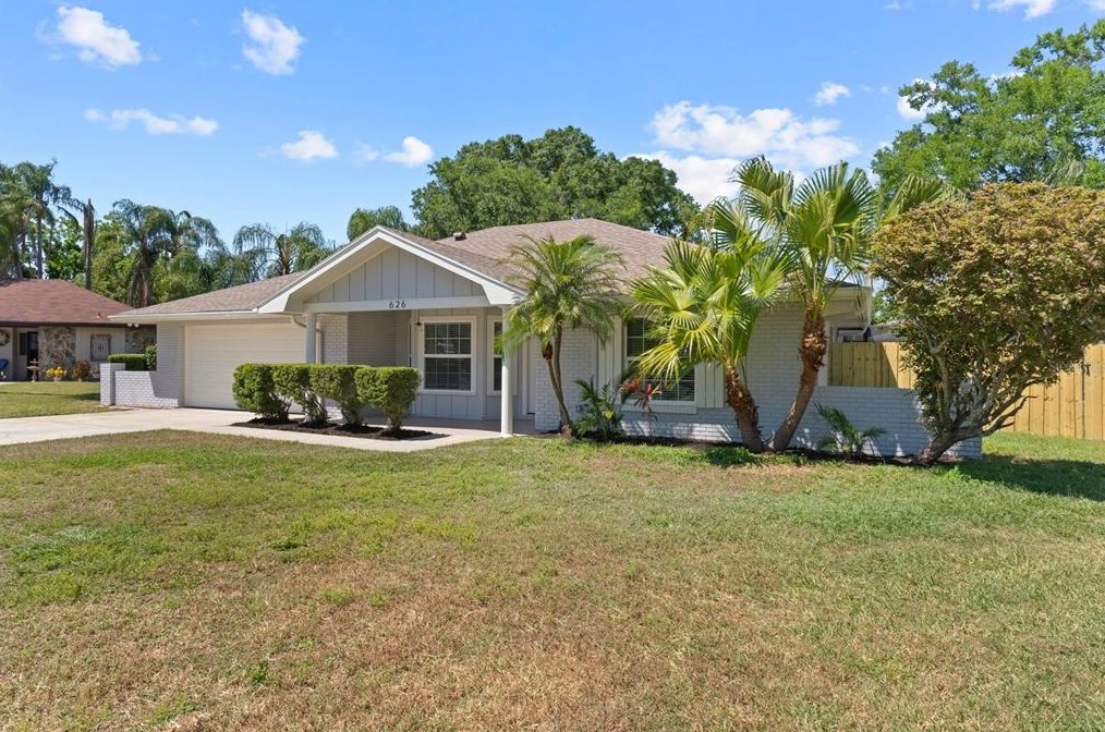 626 Laurel Pointe Dr, Lakeland, FL 33813-1746