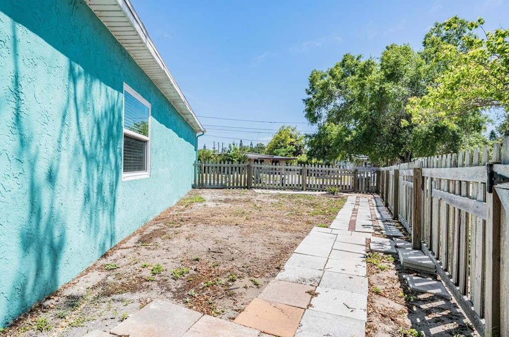 6647 Hibiscus Ave, Saint Petersburg FL  33707-2909 exterior