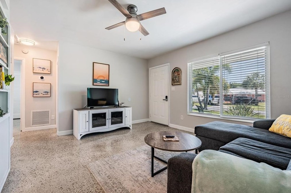 6647 Hibiscus Ave, Saint Petersburg FL  33707-2909 exterior