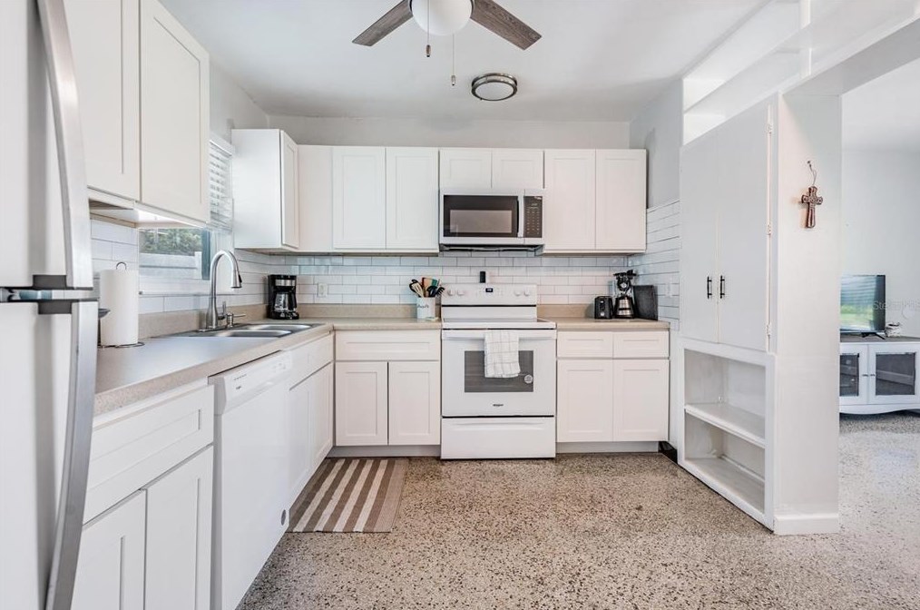 6647 Hibiscus Ave, Saint Petersburg FL  33707-2909 exterior