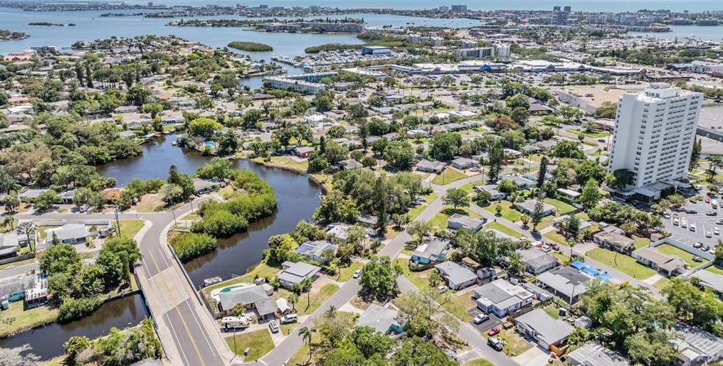 6647 Hibiscus Ave, Saint Petersburg FL  33707-2909 exterior