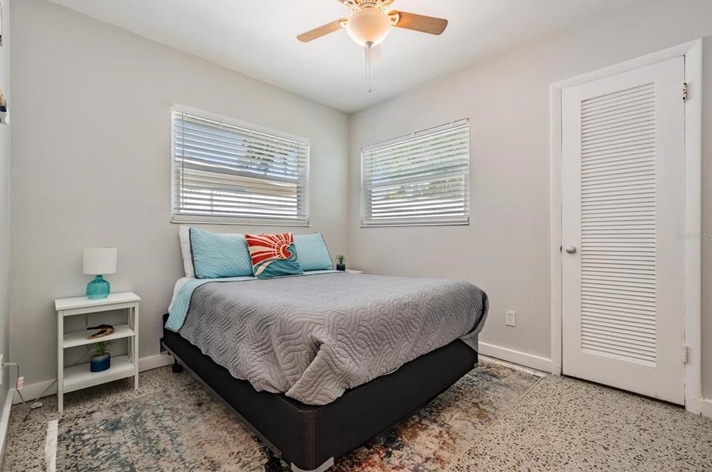 6647 Hibiscus Ave, Saint Petersburg FL  33707-2909 exterior