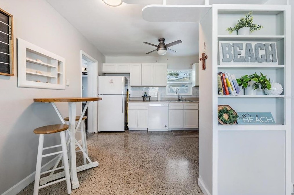 6647 Hibiscus Ave, Saint Petersburg FL  33707-2909 exterior