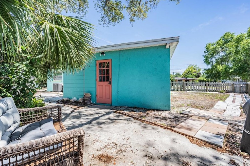 6647 Hibiscus Ave, Saint Petersburg FL  33707-2909 exterior