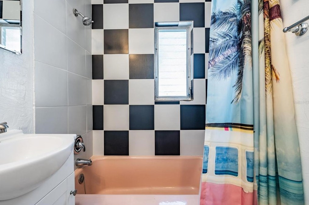 6647 Hibiscus Ave, Saint Petersburg FL  33707-2909 exterior