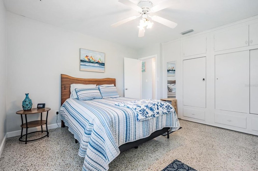 6647 Hibiscus Ave, Saint Petersburg FL  33707-2909 exterior