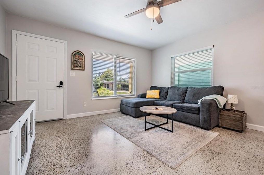 6647 Hibiscus Ave, Saint Petersburg FL  33707-2909 exterior