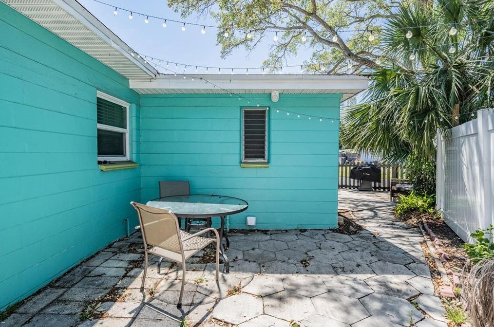 6647 Hibiscus Ave, Saint Petersburg FL  33707-2909 exterior