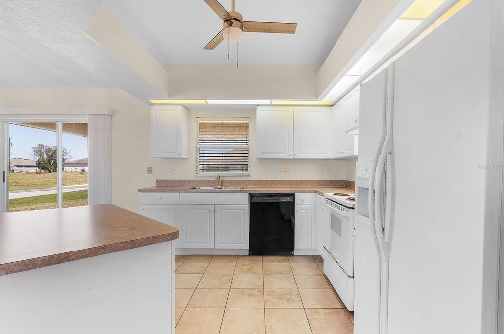 213 6 St, Cape Coral FL  33909-0019 exterior