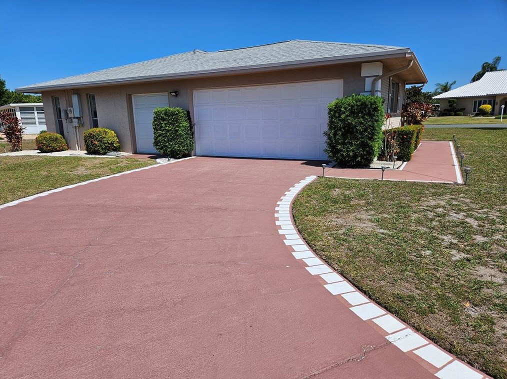 1730 Flamingo Ln, Ruskin, FL 33573-5750