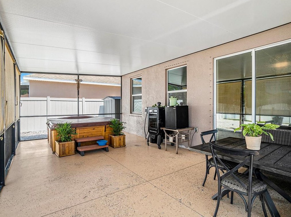 904 Fern Leaf Dr, Ruskin FL  33570-2008 exterior