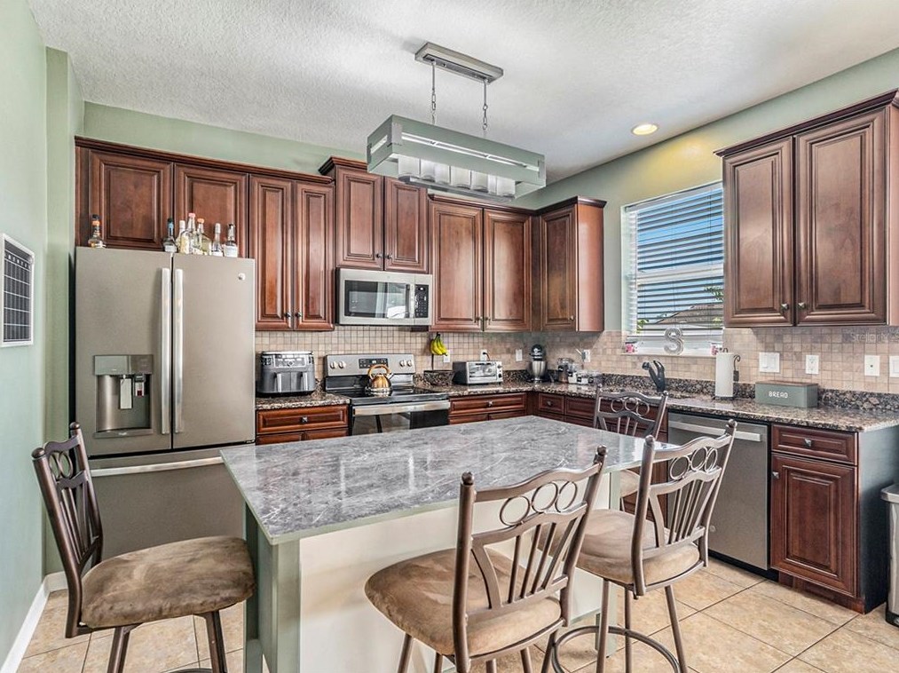 904 Fern Leaf Dr, Ruskin FL  33570-2008 exterior