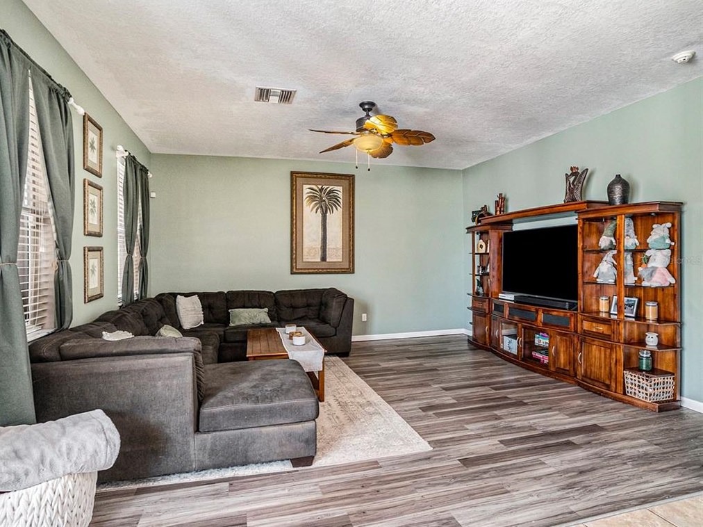 904 Fern Leaf Dr, Ruskin FL  33570-2008 exterior