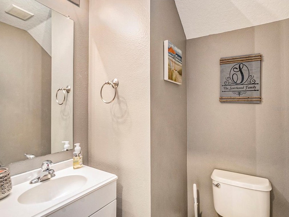 904 Fern Leaf Dr, Ruskin FL  33570-2008 exterior