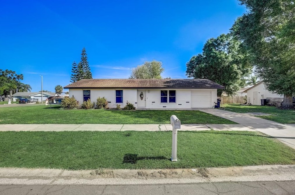 515 Red Mangrove Ln, Ruskin FL  33572-2549 exterior