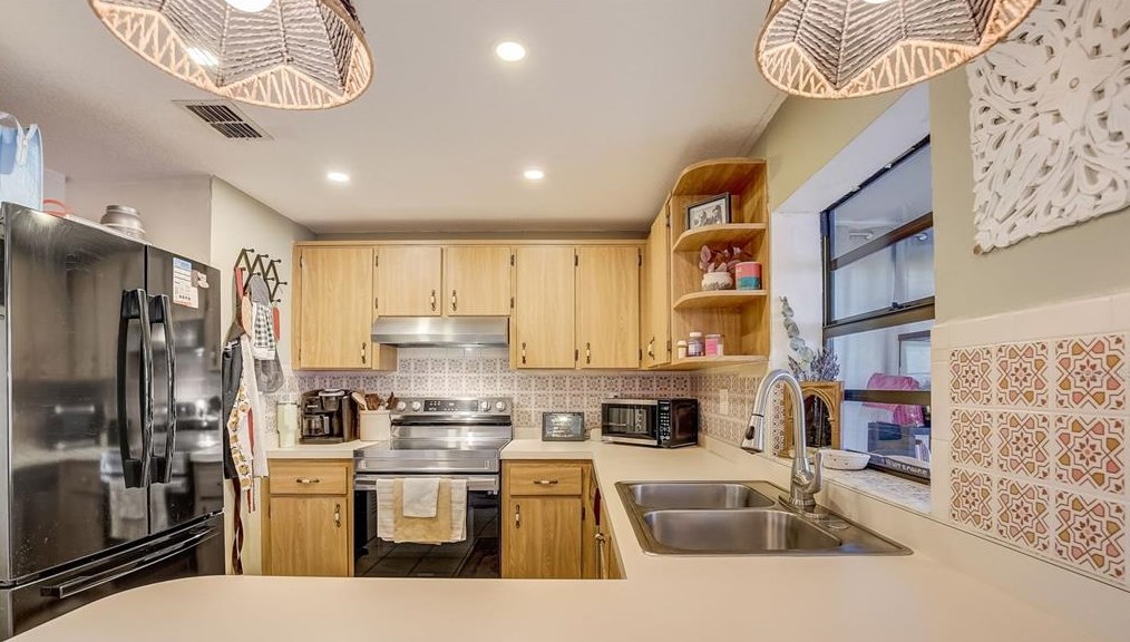 515 Red Mangrove Ln, Ruskin FL  33572-2549 exterior