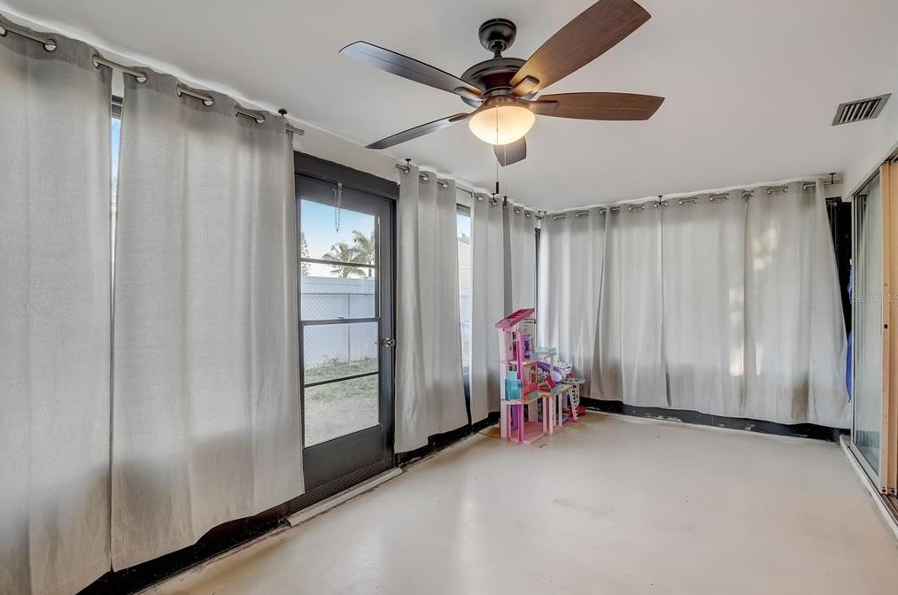 515 Red Mangrove Ln, Ruskin FL  33572-2549 exterior