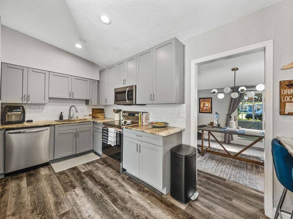 4001 Neptune Dr, Saint Petersburg, FL 33705-4316