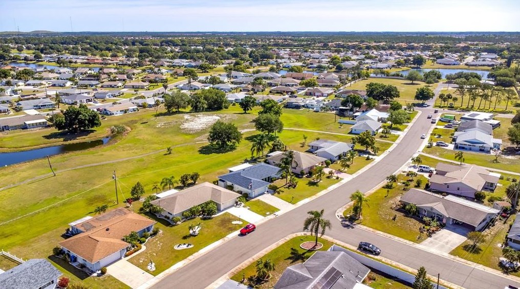 611 Ojai Ave, Ruskin FL  33573-5144 exterior