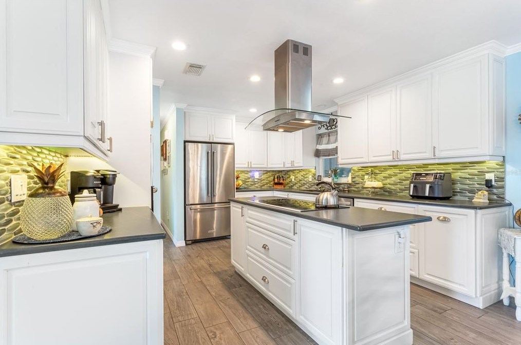 611 Ojai Ave, Ruskin FL  33573-5144 exterior