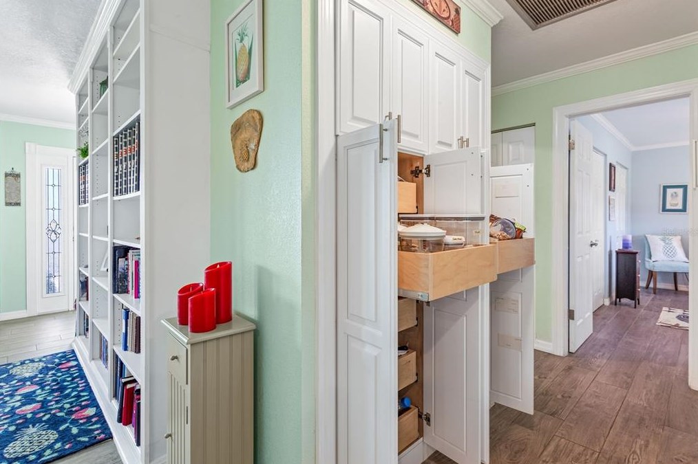 611 Ojai Ave, Ruskin FL  33573-5144 exterior