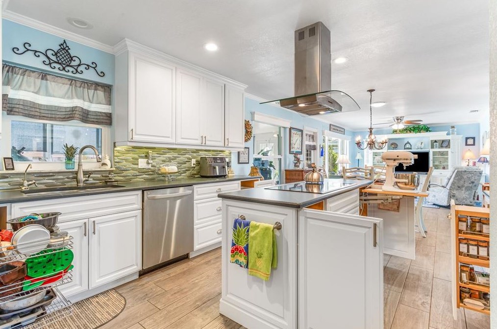 611 Ojai Ave, Ruskin FL  33573-5144 exterior