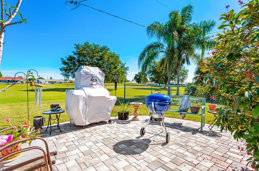 611 Ojai Ave, Ruskin FL  33573-5144 exterior