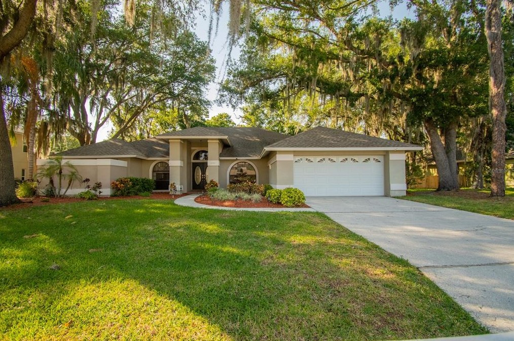 2888 Hammock Dr, Plant City, FL 33566-6738