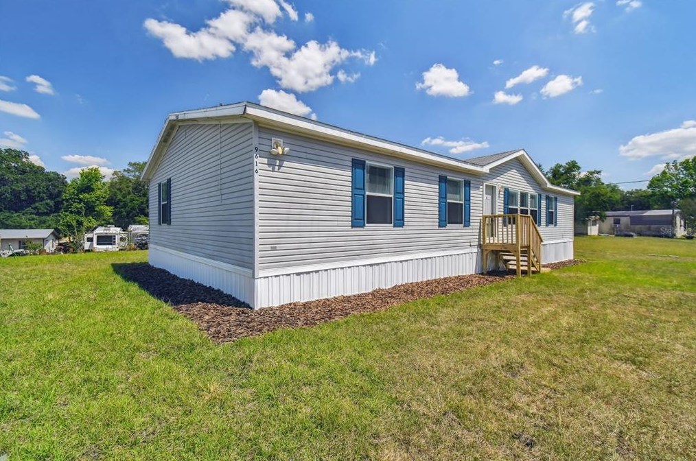 9616 Silverbend Dr, Dade City FL  33525-1466 exterior
