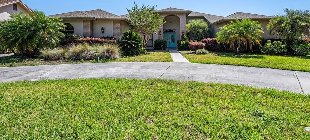 2712 Pine Club Dr, Plant City, FL 33566-9564