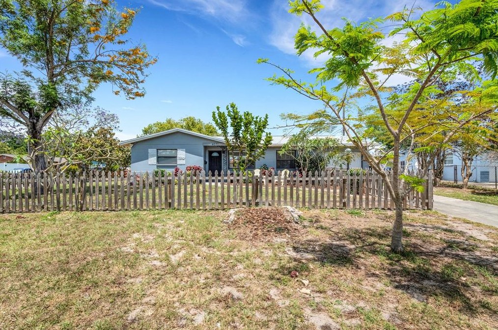 4071 34th Ave, Saint Petersburg FL  33713-1264 exterior