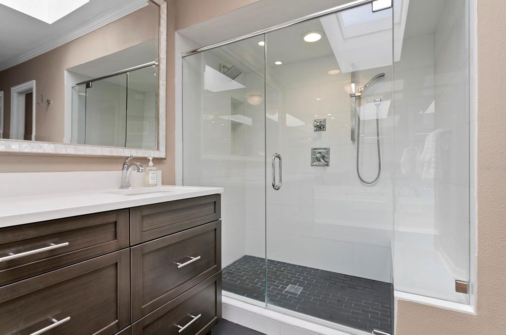 3133 Lk Ellen Dr, Tampa FL 33618-3600 exterior