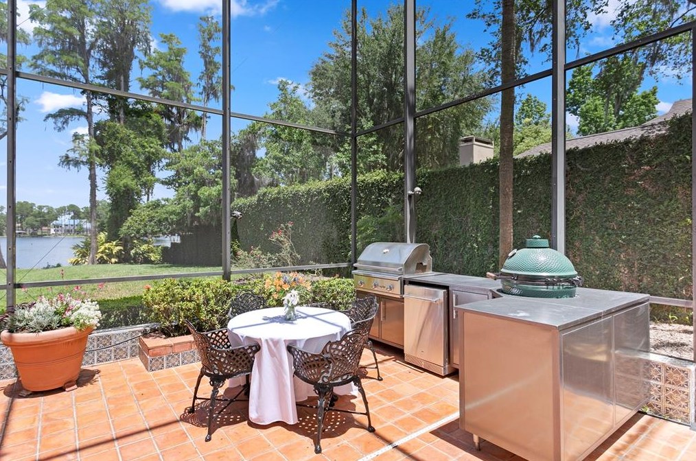 3133 Lk Ellen Dr, Tampa FL 33618-3600 exterior