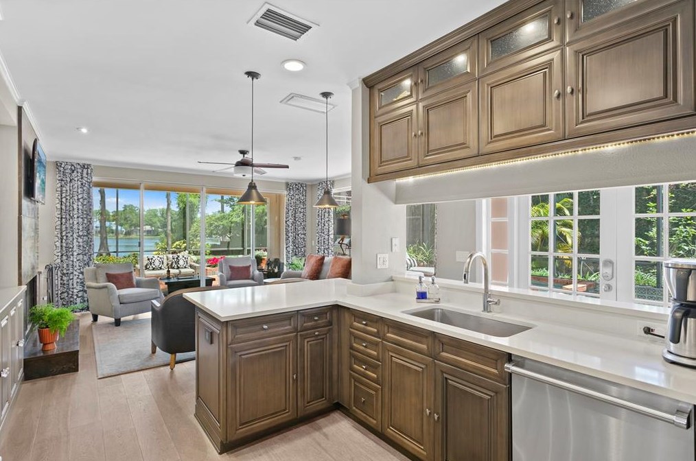 3133 Lk Ellen Dr, Tampa FL 33618-3600 exterior