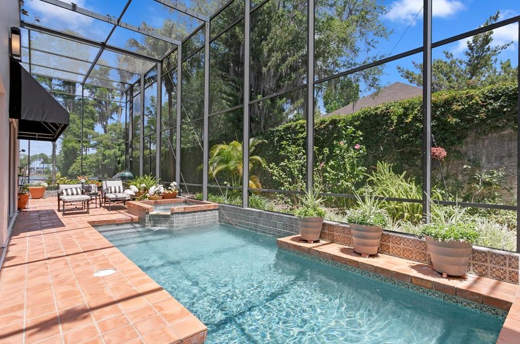 3133 Lk Ellen Dr, Tampa FL 33618-3600 exterior