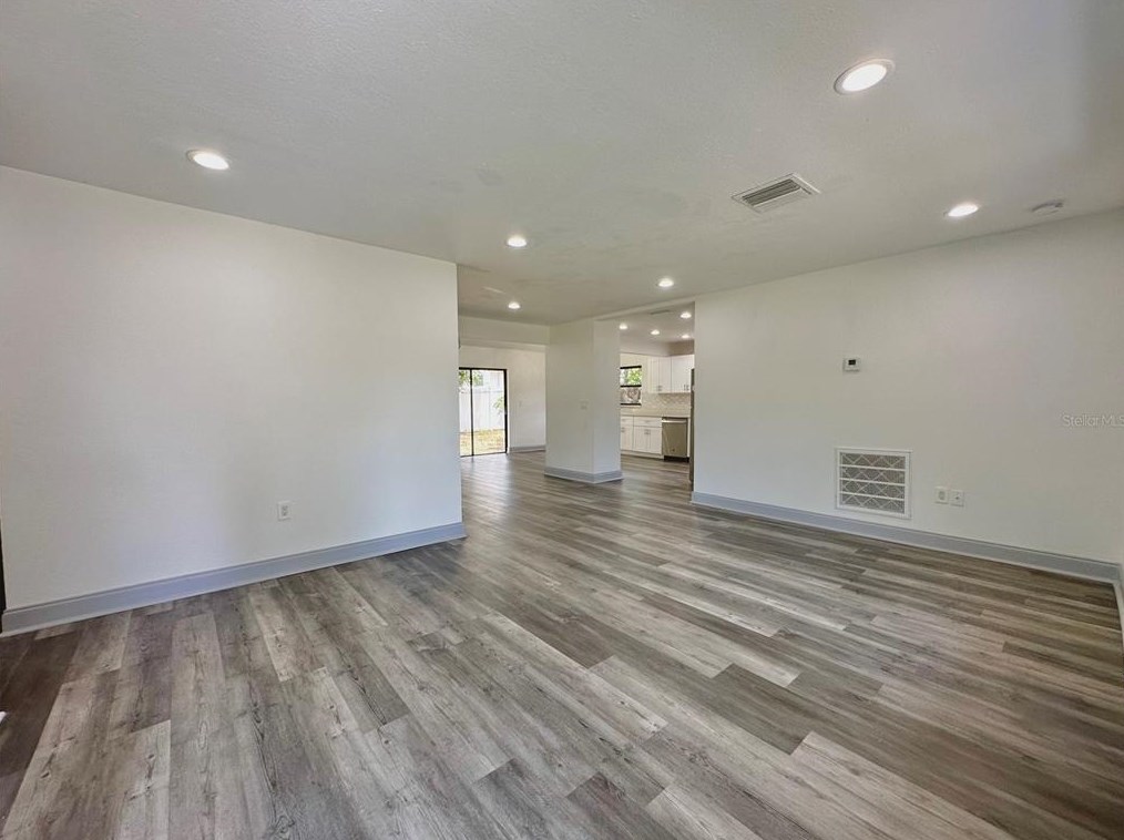215 Ravenway Dr, Seffner, FL 33584