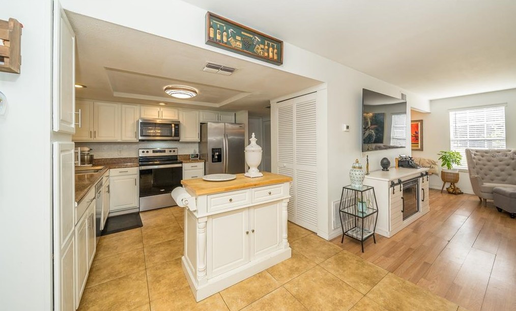 516 Emberwood Dr, Brandon FL  33511-7960 exterior