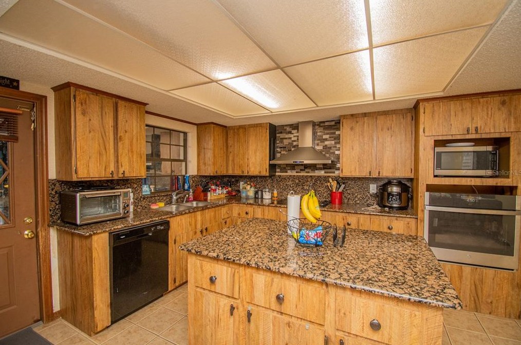 4805 Bugg Rd, Plant City FL  33567-2548 exterior