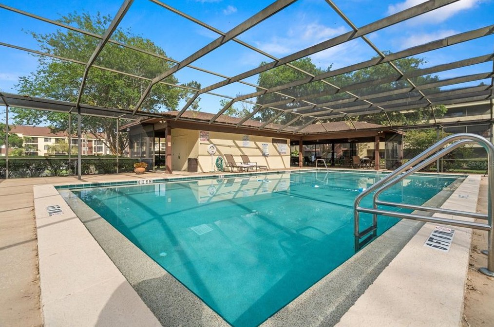 13610 Village Dr, Tampa FL 33618-8338 exterior