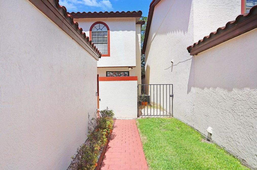 11416 Linarbor Pl, Tampa, FL 33617-2399