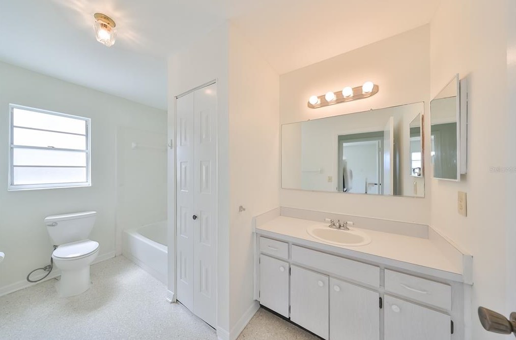 1023 Bluewater Dr, Ruskin FL  33573-6202 exterior