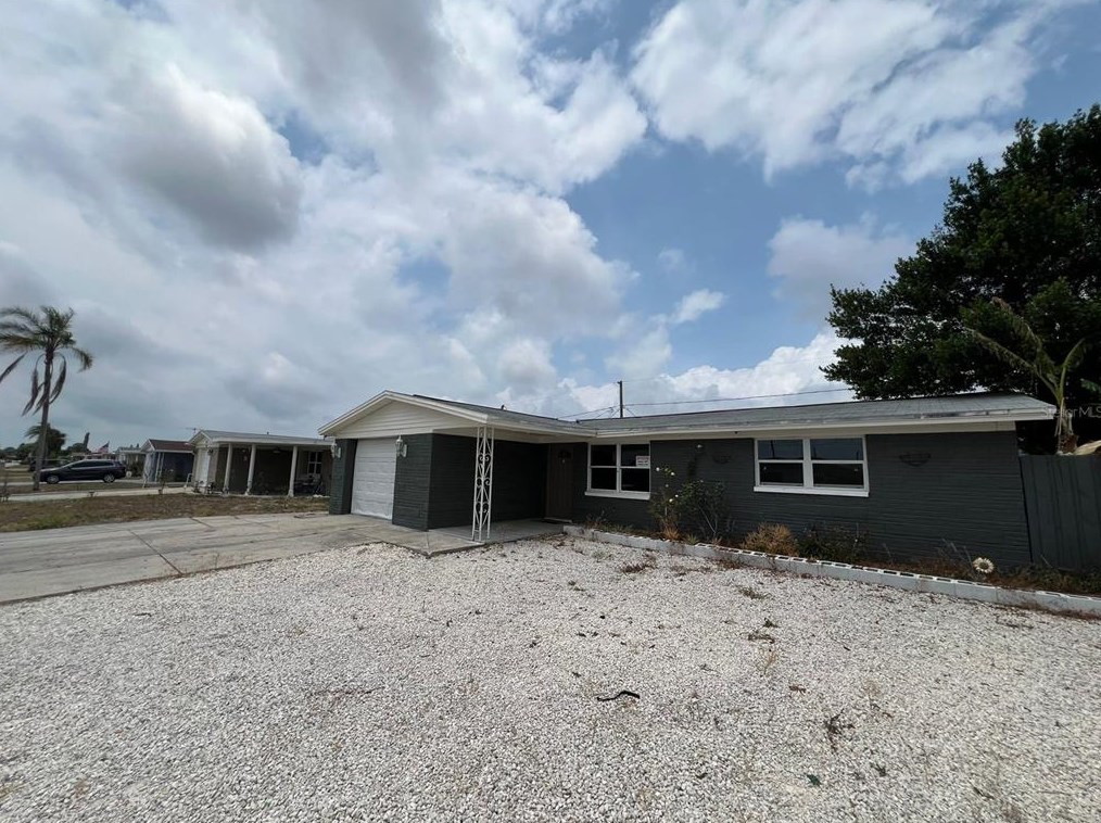 3911 Cedarwood Dr, Tarpon Springs, FL 34691-3400