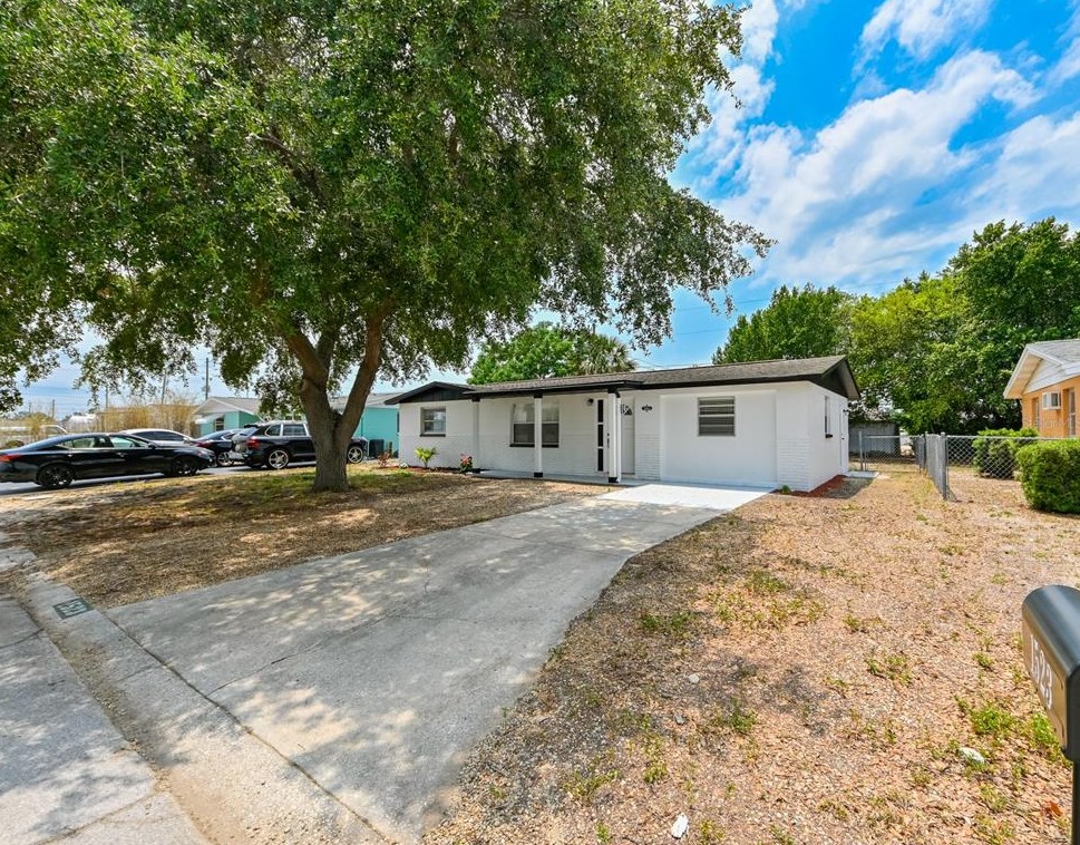 1523 Sentinel St, Tarpon Springs, FL 34690-5824