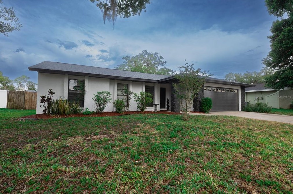 2110 Elmwood Ct, Plant City, FL 33563-8813